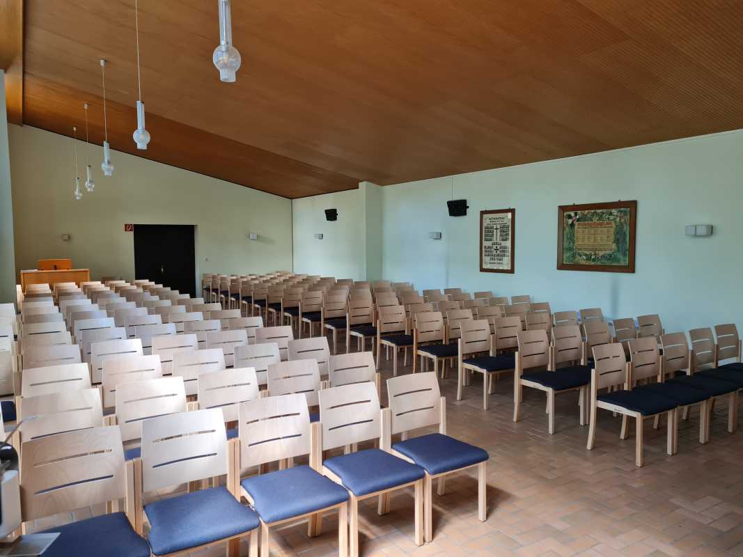 Kirchenstuhl und Gemeindestuhl Wedel, Massivholzstapelstuhl